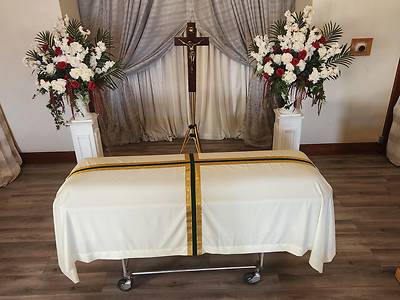 Picture of Gold/Green/Gold Center Panel Funeral Pall 8' X 12' w/Rounded Corners